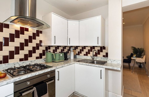 Loxford Apartment | 3 Bedroom House with Private Garden & FREE Parking in Ilford , East London
