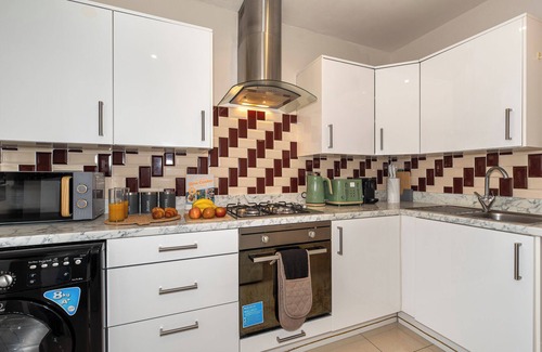 Loxford Apartment | 3 Bedroom House with Private Garden & FREE Parking in Ilford , East London
