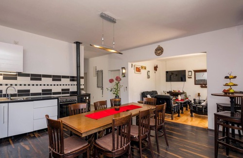 Prolozac House | 3 bedroom pet friendly home in Sumet