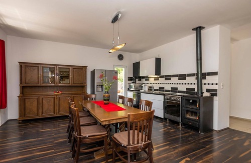 Prolozac House | 3 bedroom pet friendly home in Sumet