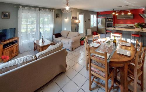 Arzal House | 3 Bedroom Pet Friendly Home In Arzal