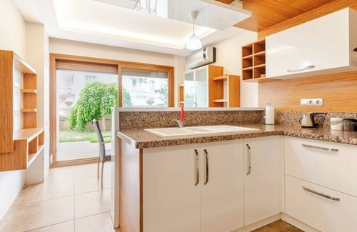 Kusadasi City Centre Apartment | 3-bedroom private garden apartment in amazing Kusadasi with WiFi, pool, AC