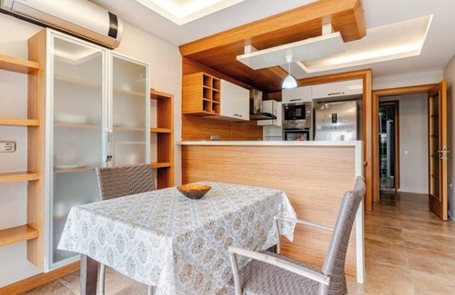 Kusadasi City Centre Apartment | 3-bedroom private garden apartment in amazing Kusadasi with WiFi, pool, AC