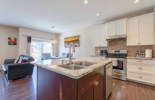 Panorama Hills House | 3-Bedroom Retreat Close to the Mountains & Airport