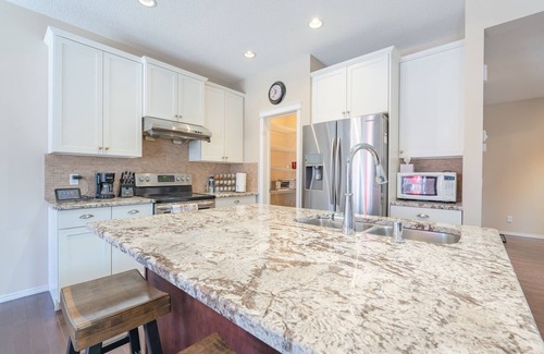 Panorama Hills House | 3-Bedroom Retreat Close to the Mountains & Airport