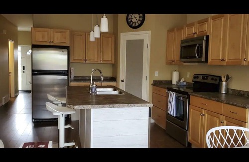 Dawson Creek House | 3 Bedroom Stylish Townhouse in a quite neighbourhood within town