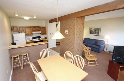 Plymouth House | 3-bedroom townhome in wonderful Ashland, NH with WiFi, AC
