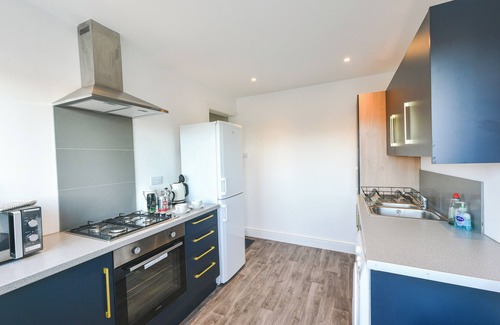 Chesterfield House | 3 Bedroom with 6 x beds - Great location with free parking