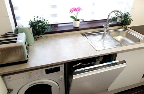 Stoke-on-Trent House | 3 Bedrooms - 3 Bathrooms incl 2 en-suites. Great for Family and Contractors. Long stays available. Alton Towers, Waterworld