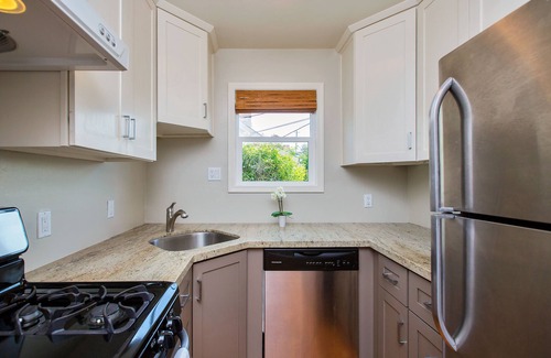 Alameda House | 3 blocks from the beach! A cozy 2-bedroom house in Alameda with backyard