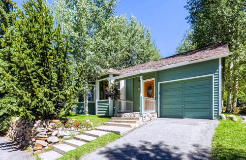 Historic District House | 3 blocks to Main St, and on shuttle stop!
