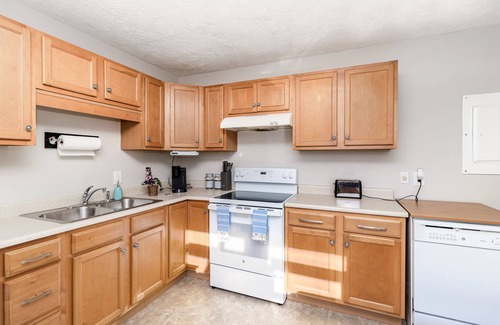 South View House | 3 BR Family Friendly Rambler