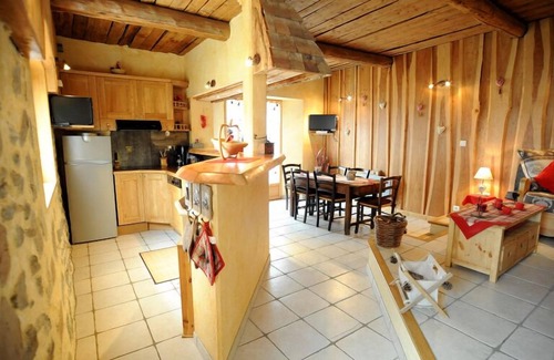 Theus Ski Chalet | 3 epis lodging in Theus. Renovated farmhouse, heart of Serre-Ponçon Country