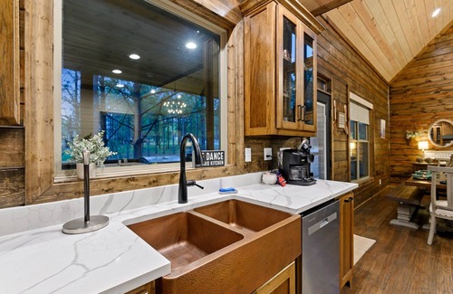 Broken Bow Cabin | 3 kings, shuffleboard + under deck pet haven