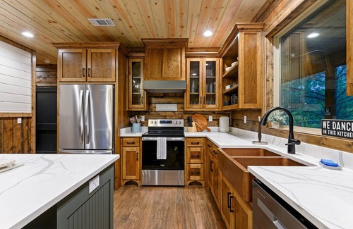 Broken Bow Cabin | 3 kings, shuffleboard + under deck pet haven