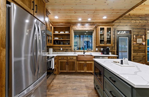 Broken Bow Cabin | 3 kings, shuffleboard + under deck pet haven