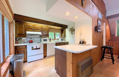 Bromley Mountain Condo | 3-Level End unit Townhouse in Bromley's Clovers