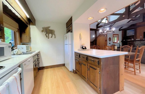 Bromley Mountain Condo | 3-Level End unit Townhouse in Bromley's Clovers