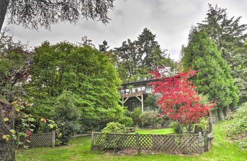 Lair Hill Apartment | 3 Mi to Downtown Portland Lush Flat with Fire Pit