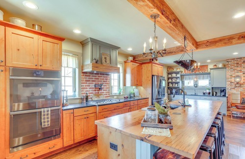 Columbia House | 3 Mi to Dtwn: Charming Farmhouse in Mount Joy!