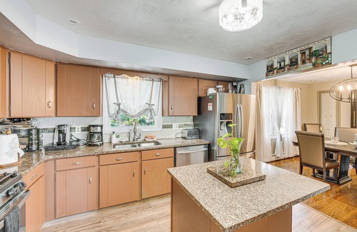 Spry House | 3 Mi to Lake Redman: Home w/Furnished Pergola!