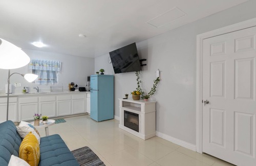 Las Vegas House | 3 miles to the strip 1 BR 1 bath with private entry/yard In-Law house. Peaceful
