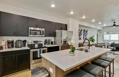 People's Freeway House | 3 Min to DT 2 Car GarageLux Townhome King Bed