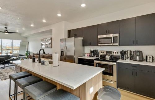 People's Freeway House | 3 Min to DT 2 Car Garage Lux Townhome King Bed