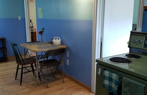 Hamilton Apartment | 3 min walk from McMaster, tall-basement 2brm apartment