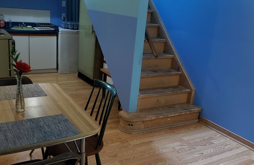Hamilton Apartment | 3 min walk from McMaster, tall-basement 2brm apartment