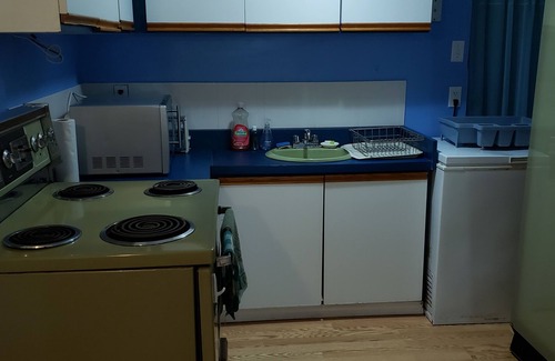 Hamilton Apartment | 3 min walk from McMaster, tall-basement 2brm apartment