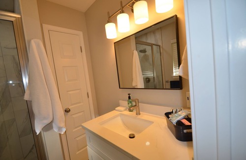 Universal City House | 3 minutes to the front gate of RAFB! Pool/ 2 car garage!