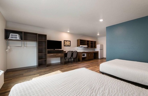 Rockledge Hotel | 3 Pet-Friendly Rooms with Kitchen Near Rockledge Historic Parks & Trails