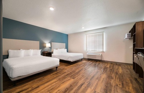 Rockledge Hotel | 3 Pet-Friendly Rooms with Kitchen Near Rockledge Historic Parks & Trails
