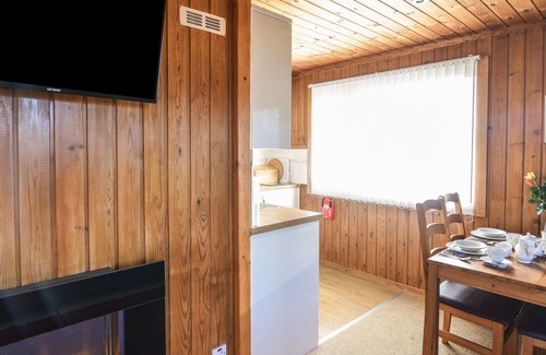 Combpyne Cabin | 3 PINEWOOD RETREAT, romantic, character holiday cottage in Lyme Regis