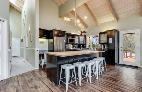 Oregon Water Wonderland House | 3 private acres of wildlife, Dock, Hot Tub, Pool Table, Disc Golf, Sledding