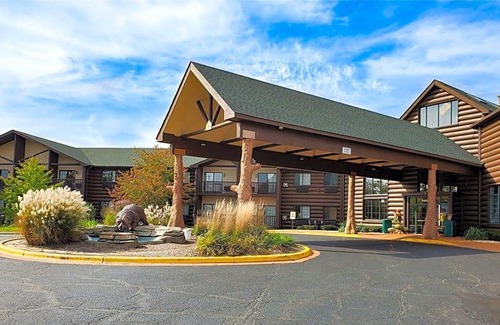 Oglesby Hotel | 3-star hotel ∙ Grand Bear Resort at Starved Rock