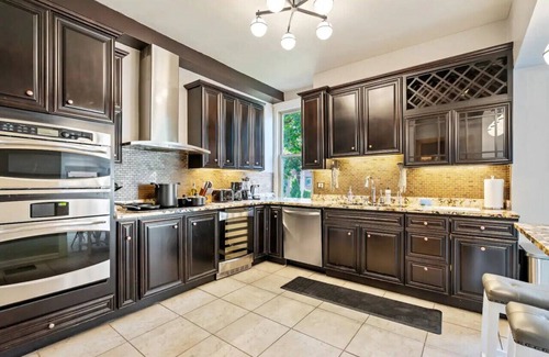 Shadyside House | 3-Story Historic Home | Steam Shower | 3 King Beds