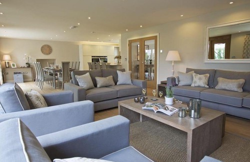 Bugford House | 3 The Drive, Hillfield Village