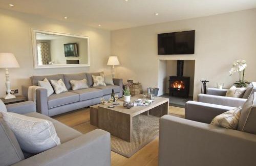 Bugford House | 3 The Drive, Hillfield Village