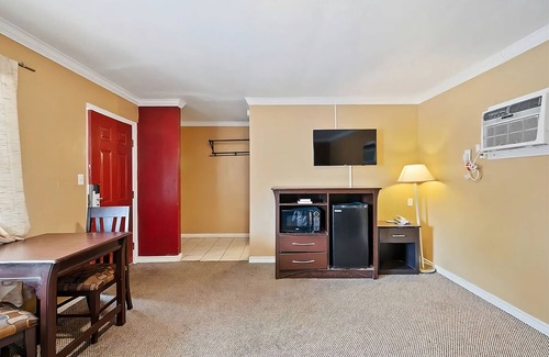 Beeville House | 3 Units Perfect for Big Groups, Free Parking, Pets are Welcome!