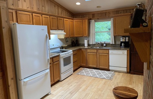 Onekama House | 30 acres to yourself, hiking trails, sauna, jet tub, near 3 lakes, pets welcome