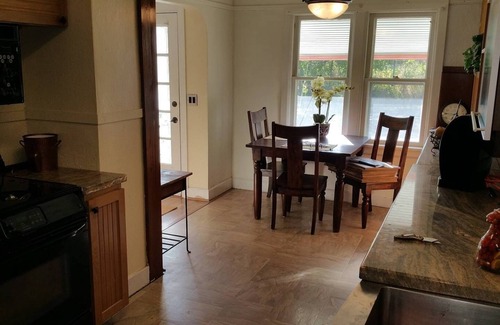 Downtown Klamath Falls House | 30+ Day⭐2 Kings Smarthouse | Jetted Tub | BBQ, Firepit, Patio Set, Fenced Yard |