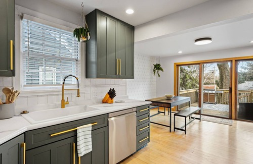 Madison House | 30+ Day - Close to Everything. Pet Friendly.