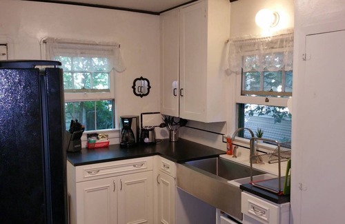 Altamont House | 30+ Day❤️Smart Craftsman ❤️of Downtown | King Queen | BBQs, Patio Set + Fenced Y