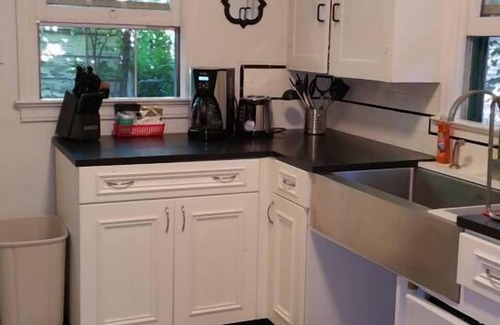 Altamont House | 30+ Day❤️Smart Craftsman ❤️of Downtown | King Queen | BBQs, Patio Set + Fenced Y