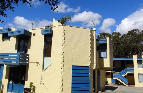 Kew Hotel | 30 mΒ² Motel β 5 guests