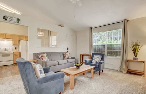 Savannah House | 30 Mins to Downtown - Lovely at Laurelwood