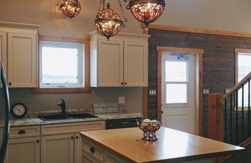 Cardston Apartment | 30 Mins to Waterton Gate! Relax & Enjoy the View of Chief Mountain & Sunsets