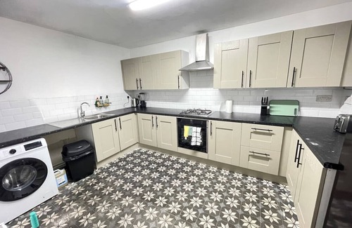 South Shore House | 30% OFF Monthly Stays - 6Bed House - Sleeps 16+